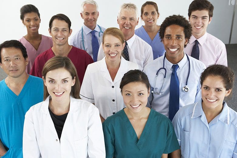 Retrato de grupo de trabajadores en profesiones médicas