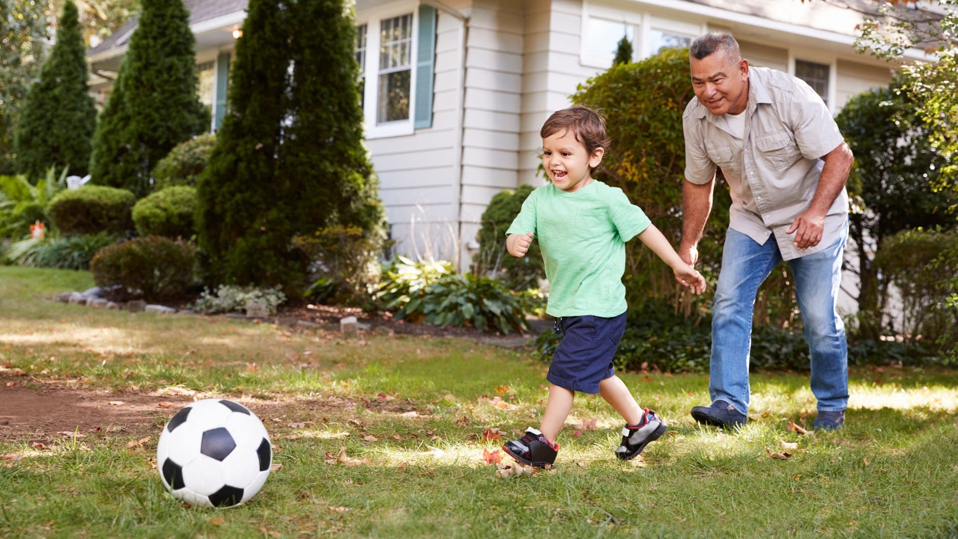 Дед играет с внуком в футбол. Дедушка играет в футбол с внуком. Дедушка футболист. Дедушка играет с детьми в футбол. Дедушка играет в футбол